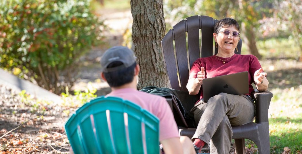Two people outside having a 1:1 conversation